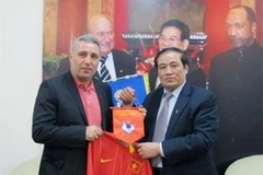 Chủ tịch VFF Nguyễn Trọng Hỷ tặng cựu danh thủ Hristo Stoichkov chiếc áo đấu của đội tuyển Việt Nam (Nguồn: VFF)