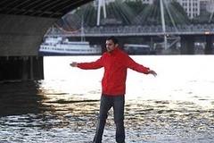 Dynamo đi bộ trên mặt nước. (Nguồn: Daily Mail)