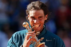 Nadal lại được cắn cúp. (Nguồn: Getty Images)