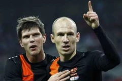 Robben cùng Huntelaar nổ súng giúp Hà Lan đánh bại Anh. (Nguồn: Reuters)