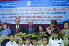 Buổi lễ bàn giao máy trợ thính.