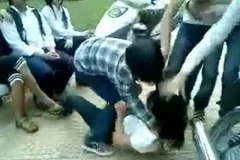 Mức phạt kỷ luật các đối tượng trong vụ clip nữ sinh đánh nhau sẽ được "chốt" vào ngày mai. (Ảnh chụp từ clip)