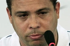 Ronaldo không kìm được những giọt nước mắt. (Nguồn: Reuters)