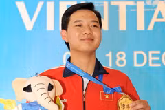 Xạ thủ Ngô Hữu Vượng nhận huy chương vàng cá nhân. (Ảnh:Quốc Khánh/TTXVN)
