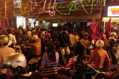 Người hâm mộ đứng kín đường Nguyễn Chí Thanh để theo dõi trận đấu. (Ảnh: Ngọc Trường/TTXVN) 