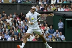 Roger Federer bị "sờ gáy" vì đi giày quá điệu đà