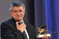 Đạo diễn Aleksander Sokurov lên nhận giải thưởng cho bộ phim "Faust." (Nguồn: Getty Images)