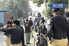 Cảnh sát tại hiện trường vụ đánh bom xảy ra ở thành phố Lahore. (Ảnh: AP)
