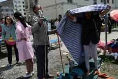 Người dân Trung Quốc chống chọi với động đất. (Nguồn: Xinhua)