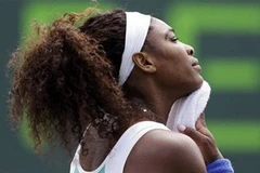 Serena Williams nhọc nhằn ngược dòng vào tứ kết
