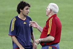 Huấn luyện viên Aragones (phải) từng loại Raul ra khỏi đội tuyển Tây Ban Nha. (Ảnh: TT&VH)