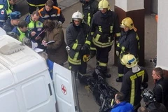 Nhân viên cứu hộ đưa thi thể nạn nhân vụ khủng bố ra khỏi hiện trường nhà ga Lubyanka. (Ảnh: Reuters)