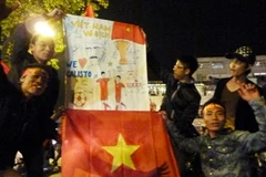 Hà Nội vỡ òa trong niềm vui chiến thắng (Ảnh: Sơn Bách/Vietnam+)