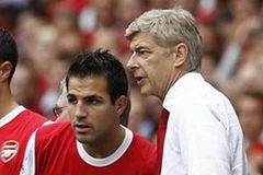 Wenger và học trò cưng Fabregas. (Nguồn: Reuters)