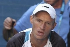 Davydenko thẫn thờ sau thất bại lần thứ 13 trước Roger Federer. (Ảnh: AP)