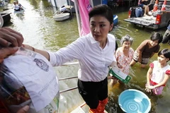 Thủ tướng Yingluck Shinawatra trực tiếp đối phó lũ lụt. (Nguồn: Reuters)