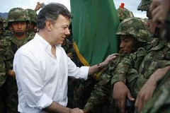 Tổng thống Santos thăm lực lượng quân đội. (Nguồn: Reuters)