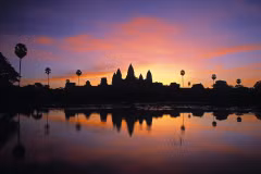 Hình ảnh soi bóng xuống nước kỳ ảo của đền thờ Angkor Wat, Campuchia dưới ánh hoàng hôn. (Nguồn: Getty Images)