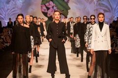 Bộ sưu tập thời trang Thu Đông 2017 “Self Portrait.” (Ảnh: BTC)