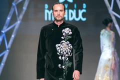 Mẫu Tây trong thiết kế áo dài nam có họa tiết thêu thủ công tỉ mỉ. (Ảnh: BTC)