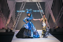 Nhà thiết kế Valentines Vân Nguyễn cùng veddette Võ Hoàng Yến sánh bước khép lại show diễn. (Ảnh: BTC)