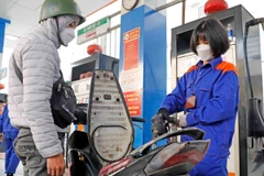 Mua bán xăng, dầu tại điểm kinh doanh xăng dầu Petrolimex trên địa bàn Hà Nội. (Ảnh: Trần Việt/TTXVN)