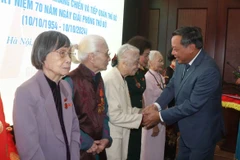 Lãnh đạo thành phố Hà Nội tặng quà các đại biểu phụ nữ tiêu biểu tham gia kháng chiến và tiếp quản Thủ đô, tại Khu di tích Chủ tịch Hồ Chí Minh-Phủ Chủ tịch, ngày 3/10/2024. (Ảnh: Nguyễn Cúc/TTXVN)
