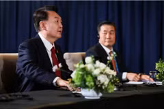 Tổng thống Hàn Quốc Yoon Suk Yeol và Thủ tướng Nhật Bản Shigeru Ishiba dự Hội nghị thượng đỉnh APEC ở Lima (Peru) ngày 15/11/2024. (Nguồn: Aljazeera)