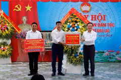 Phó Chủ tịch Quốc hội Nguyễn Khắc Định tặng quà khu dân cư xóm 6, xã Giao Lạc. (Ảnh: Thái Thuần/TTXVN)