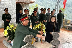 Thượng tướng Huỳnh Chiến Thắng dâng hương, viếng các Anh hùng liệt sỹ tại Đền thờ liệt sỹ Điểm cao 468, Thanh Thủy, Vị Xuyên (Hà Giang). (Ảnh: Đức Thọ/TTXVN)