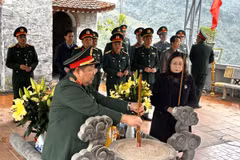Thượng tướng Huỳnh Chiến Thắng dâng hương, viếng các Anh hùng liệt sỹ tại Đền thờ liệt sỹ Điểm cao 468, Thanh Thủy, Vị Xuyên (Hà Giang). (Ảnh: Đức Thọ/TTXVN)