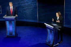 Phó Tổng thống Mỹ Kamala Harris (phải) và cựu Tổng thống Donald Trump trong cuộc tranh luận trực tiếp ở Philadelphia (Mỹ), ngày 10/9/2024. (Ảnh: IRNA/TTXVN)