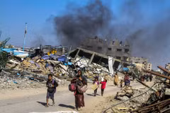 Người dân sơ tán tránh xung đột tại thành phố Gaza, ngày 5/11/2024. (Ảnh: THX/TTXVN)