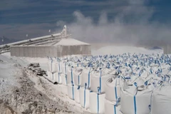 Lithium được sấy khô và nén chặt trong các bãi muối của sa mạc Atacama ở Chile. (Nguồn: National Geographic)