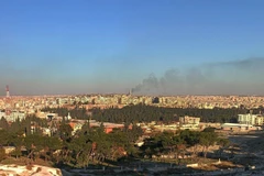 Khói bốc lên trong cuộc giao tranh tại thành phố Aleppo (Syria) ngày 1/12/2024. (Ảnh: THX/TTXVN)