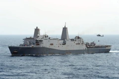 Trực thăng MH-60S Sea Hawk của Mỹ kéo hàng từ tàu đổ bộ USS San Antonio (LPD 17) trên Vịnh Aden. (Ảnh: AFP/TTXVN)