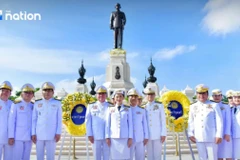 Thủ tướng Paetongtarn Shinawatra đã dẫn đầu Nội các Thái Lan tới đặt vòng hoa để tỏ lòng thành kính trước bức tượng Nhà Vua Bhumibol Abdulyadej. (Nguồn: The Nation)