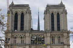 Nhà thờ Đức Bà trong quá trình tái thiết, hồi tháng Ba năm nay. (Ảnh: AFP/TTXVN)