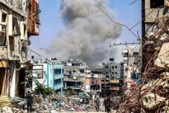 Những tòa nhà bị phá hủy sau cuộc không kích của Israel xuống Dải Gaza. (Ảnh: IRNA/TTXVN)