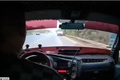 Khoảnh khắc va chạm giữa hai xe tải trên Đại lộ Thăng Long khiến tài xế tử vong