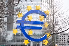 Biểu tượng đồng euro tại Frankfurt (Đức). (Ảnh: THX/TTXVN)