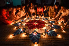 Năm ngoái, lễ hội Diwali - lễ hội ánh sáng của người Hindu tại Ấn Độ đã lập kỷ lục thế giới Guinness về số lượng đèn dầu bằng đất được thắp sáng. (Ảnh: AFP/TTXVN)
