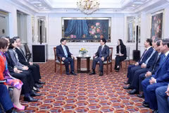 Chiều 15/11/2024, giờ địa phương (sáng 16/11, giờ Hà Nội), Chủ tịch nước Lương Cường gặp Trưởng Đặc khu Hong Kong (Trung Quốc) Lý Gia Siêu. (Ảnh: Lâm Khánh/TTXVN)