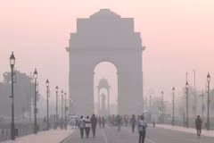Khói mù ô nhiễm bao phủ bầu trời tại New Delhi (Ấn Độ), ngày 19/10/2024. (Ảnh: ANI/TTXVN)
