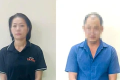 Hai đối tượng Lê Văn Hòa (phải) và Nguyễn Thị Kim Trang, nhân viên tiệm vàng Đức Long, quận Tân Bình (Thành phố Hồ Chí Minh). (Ảnh: TTXVN phát)