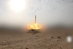 Một tên lửa siêu vượt âm do lực lượng Houthi phóng từ Yemen. (Ảnh: THX/TTXVN)