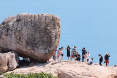 Hòn Chồng, hòn Vợ ở Nha Trang thu hút du khách trong và ngoài nước đến tham quan. (Ảnh: Hoàng Hiếu/TTXVN)