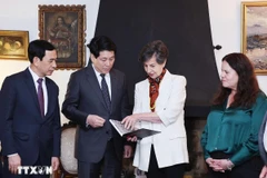 Chủ tịch nước Lương Cường và Thượng nghị sỹ Isabel Allende xem một số hình ảnh về Tổng thống Chile Salvador Allende. (Ảnh: Lâm Khánh/TTXVN)