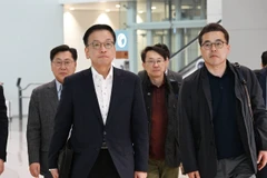 Bộ trưởng Tài chính Hàn Quốc Choi Sang Mok (trái) tới sân bay Incheon, chuẩn bị khởi hành đến Mỹ, ngày 16/4/2024. (Ảnh: Yonhap/TTXVN)