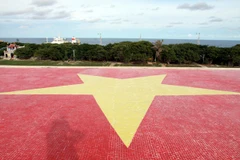 Lá cờ tổ quốc làm từ gốm trên nóc nhà văn hóa đảo Trường Sa Lớn. (Ảnh minh họa: TTXVN)